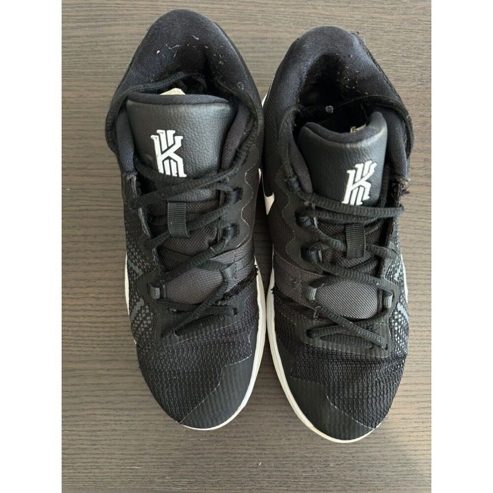 Nike Boys Kyrie Irving Flytrap Black White Size 6Y Basketball Shoes Sneakers